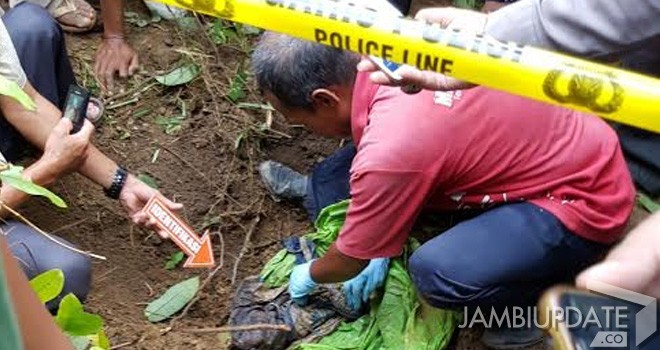 Korban BA yang tinggal tulang belulang saat dievakuasi petugas.