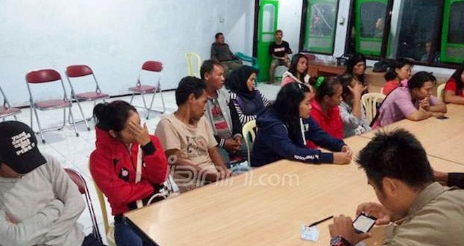 Para PSK dan pasangan selingkuh yang terjaring razia Satpol PP Batang, Sabtu (12/11). Foto: Radar Pekalongan/JPG