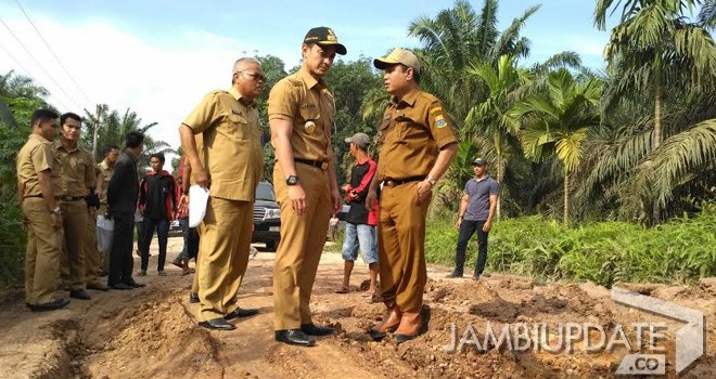 Gubernur Jambi Zumi Zola, meninjau langsung kondisi jalan akses ke Sungai Bahar.