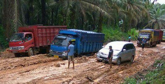 Salah satu titik kerusakan jalan  yang terjadi di ruas jalan menuju Sungai Bahar