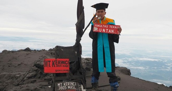  Danny, wisudawan Untan Pontianak berfoto menggunakan toga di Puncak Kerinci, Provinsi Jambi, belum lama ini. Hal tersebut merupakan niat dan nazarnya setelah wisuda sesuai target. Foto: DOKUMEN DANNY FOR RAKYAT KALBAR