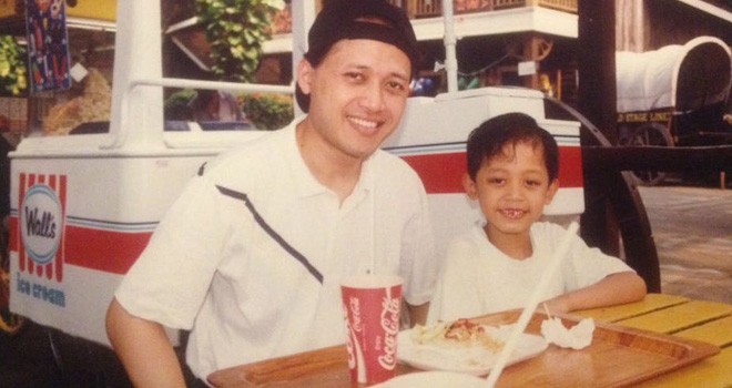 Mario Teguh muda saat bersama Ario Kiswinar kecil. Foto : Net