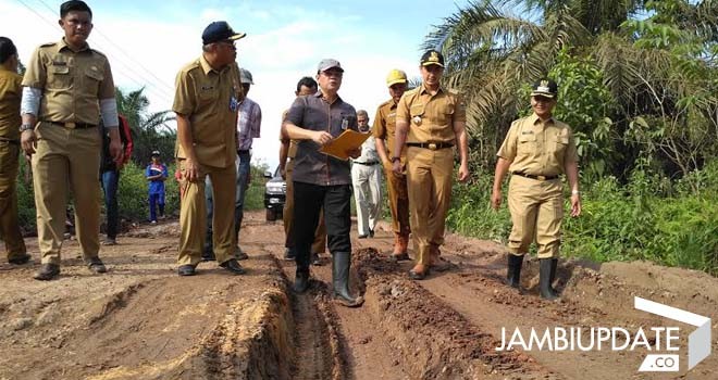 Gubernur Jambi, Zumi Zola saat meninjau jalan menuju Sungai Bahar, siang tadi.