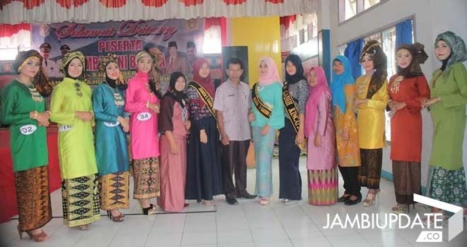 Terlihat bujang gadis foto bersama di ruang aula Kantor Dispora Kerinci.