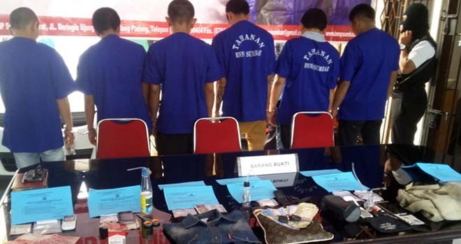 Tersangka Kasat Narkoba Pasaman, YL, bersama 6 tersangka Narkoba lainnya dari hasil penangkapan beberapa waktu lalu dari berbagai daerah di BNN Sumbar. Khairian/padang ekspres/JawaPos.com