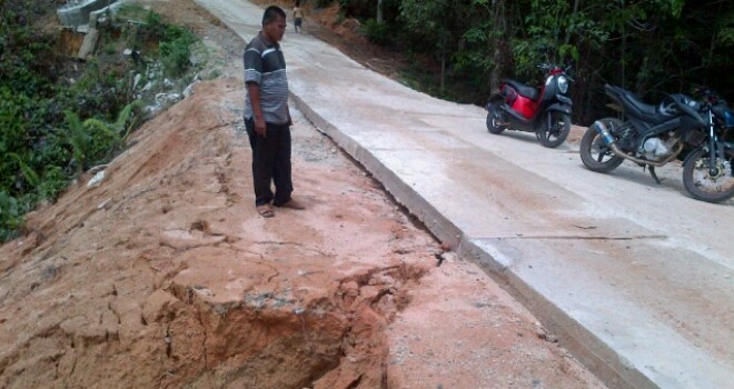 Pengerjaan jalan di Dusun Renah Jelmu, Kecamatan Tanah Tumbuh saat ini dikeluhkan warga, karena baru dibangun tetapi kini longsor.