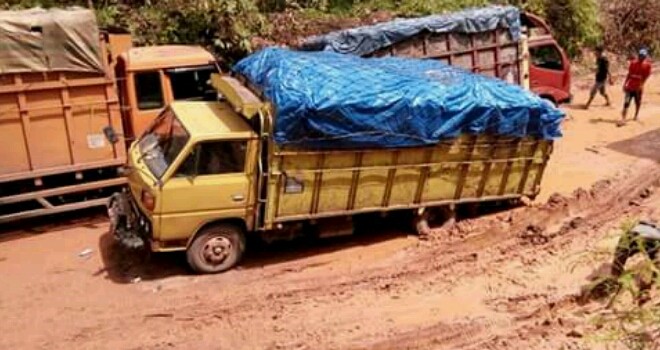 Jalan Sungai Gelam yang rusak parah. Foto : Ist