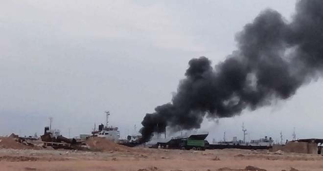 Tanker Nona Tang II meledak dan terbakar di Pantai Stres Jodoh, Batuampar, Batam, Rabu (16/11). Foto: Andrika Zapzup/FB/WB