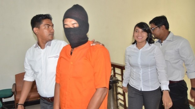 OK (37) pelaku pemerkosaan terhadap  seorang nenek-nenek berusia 67 tahun berinisial HY saat digiring petugas di Polda Jambi.