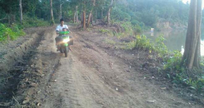 Jalan di Bungo yang mengalami pengikisan akibat diguyur hujan.