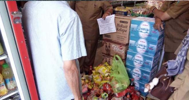 Tim Gabungan saat menyita makanan yang kadaluarsa dari sejumlah mini market.