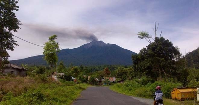 Gunung Kerinci mengeluarkan asap hitam beberapa waktu lalu. Foto : Dok. Jambiupdate.co