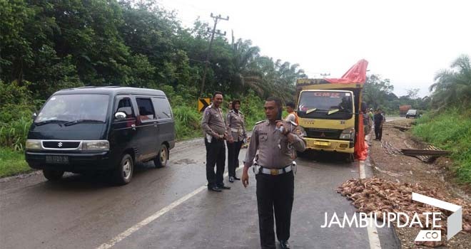 Terlihat aparat kepolisian sudah berada di lokasi kecelakaan.