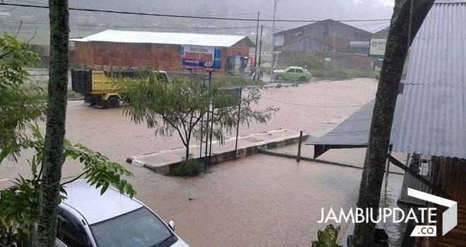 Banjir yang mulai menggenangi Kota Sungai Penuh.