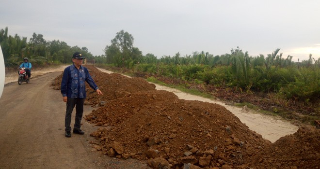 Kunjungan anggota DPR RI H Bakri di lokasi pembangunan pelabuhan roro.
