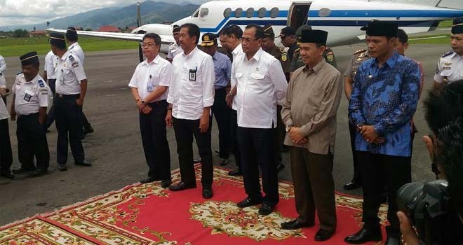 Menteri Perhubungan, Budi Karya Sumadi bersama Bupati Kerinci, Adirozal.
