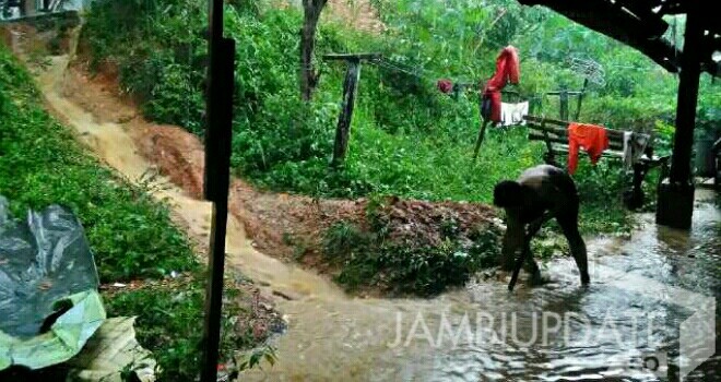 Banjir yang menggenangi kos kosan di mendalo.