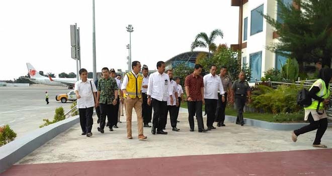 Gubernur Jambi, Zumi Zola menyambut Menteri Perhubungan RI, Budi Karya Sumadi beserta rombongan di VIP Room Bandara Sultan Thaha Jambi.