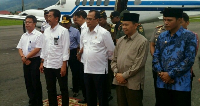 Menteri Perhubungan RI, Budi Karya Sumadi bersama rombongan saat disambut Bupati Kerinci di Bandara Depati Parbo.