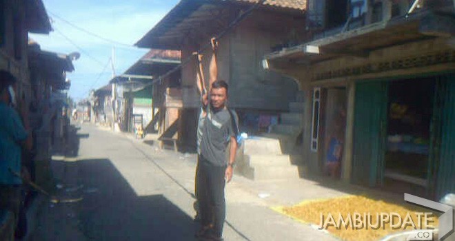 Kabel hitam PLN bertegangan tinggi yang berada di Kampung Tengah Dusun Lubuk Landai nyaris Menyentuh Tanah.