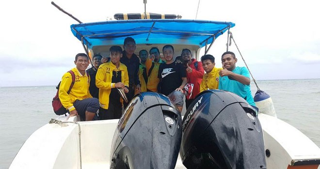 Penggawa Sriwijaya FC menumpang speed boat dari Serui. Foto : Sumeks