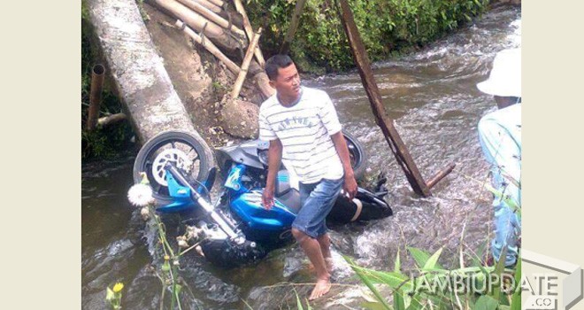 Terlihat motor yang masuk kesungai akibat Jembatan di Dusun Toto Rahayau, Desa Batu Hampar ambruk.