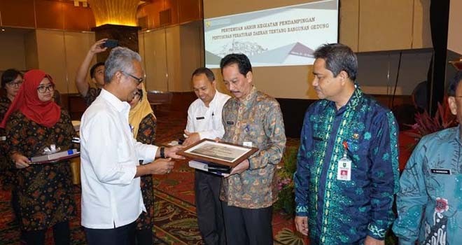 Sekretaris Daerah (Sekda) Provinsi Jambi, H Ridham Priskap, mewakili Pemerintah Provinsi Jambi menerima penghargaan dari Kementerian Pekerjaan Umum dan Perumahan Rakyat (PUPera).