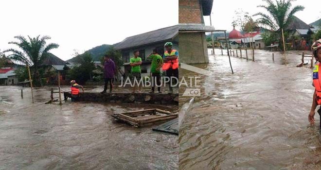 Terlihat banjir yang merendam rumah warga.