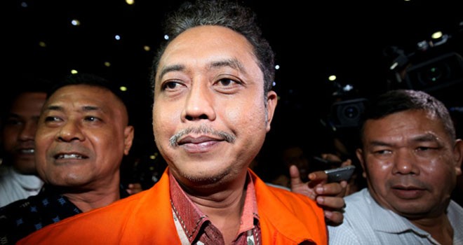 Kepala Sub Direktorat Bukti Permulaan Direktorat Penegakan Hukum Ditektorat Jenderal Pajak Kementerian Keuangan Handang Soekarno, resmi memakai rompi oranye KPK, Selasa (22/11) malam. Foto: Imam Husein/Jawa Pos