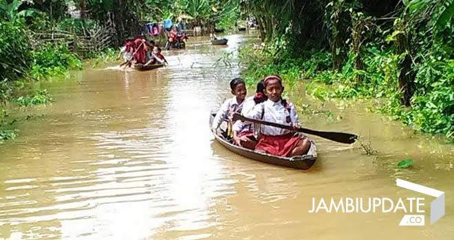 Terlihat Siswa di desa Pulau Aro sedang mengayuh perahu guna berangkat ke sekolah.