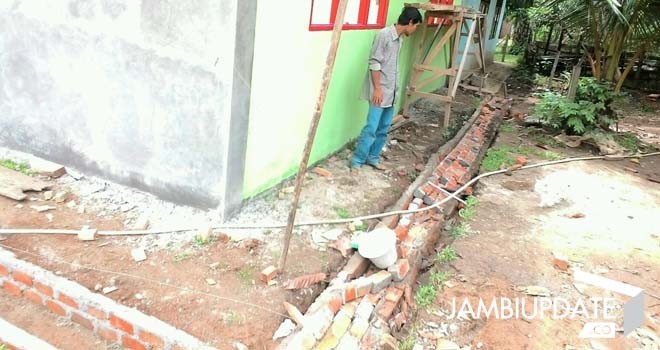 Proyek pembangunan Madrasah Diniyah Awaliyah (MDA) yang tebengkalai.