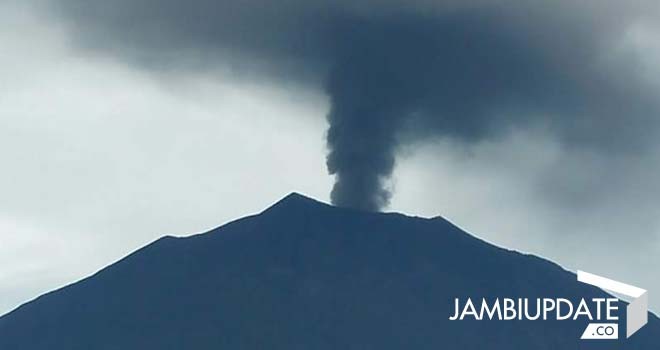 Gunung Kerinci masih mengeluarkan asap hitam.