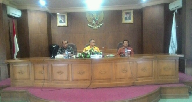 Dari kiri Kadisdik, Asisten III dan Pimred JE.