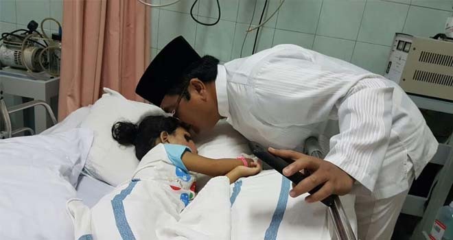 Ivan Wirata (IW) saat jenguk Fania (2), anak belia yang dipatuk ular.