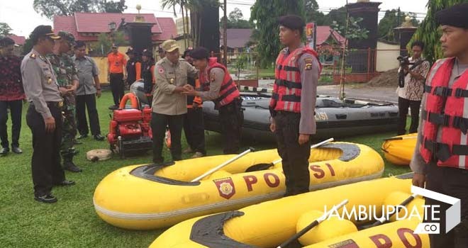 Bupati, Kapolres dan unsur Forkompimda saat mengecek peralatan pasukan.