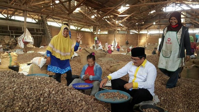 IW  bersama warga di gudang pengolahan pinang di Kumpe Ulu