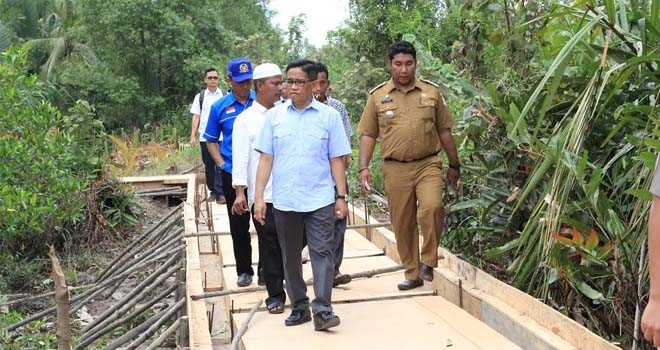 Anggota DPR RI, H. Bakri saat tinjau jalan lingkungan.