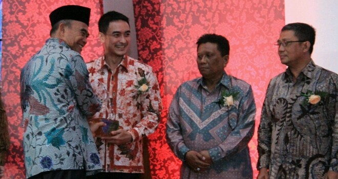 Gubernur Jambi, Zumi Zola meraih Penghargaan Anugerah Kihajar 2016 dari Kementerian Pendidikan dan Kebudayaan RI.