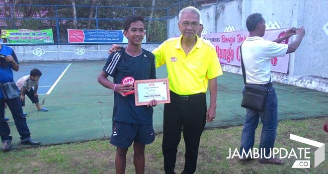 Wakil Sekjen PELTI (2002-2012) bersama Azmi Januarsyah, di Kejurnas Tenis beberapa waktu lalu. 