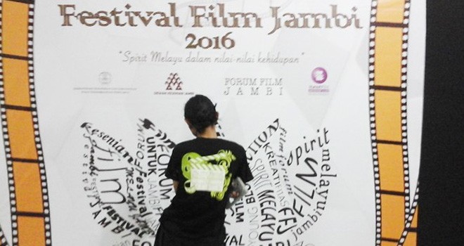 engunjung memperhatikan spanduk Festival Film Jambi di Taman Budaya Jambi, kemarin. Foto : Net
