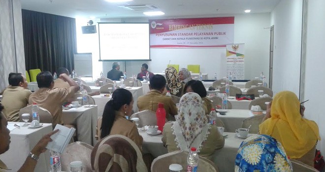 Bimbingan teknis Penyusunan Standar Pelayanan Publik terhadap masyrakat di Puskesmas dan Kantor Camat.