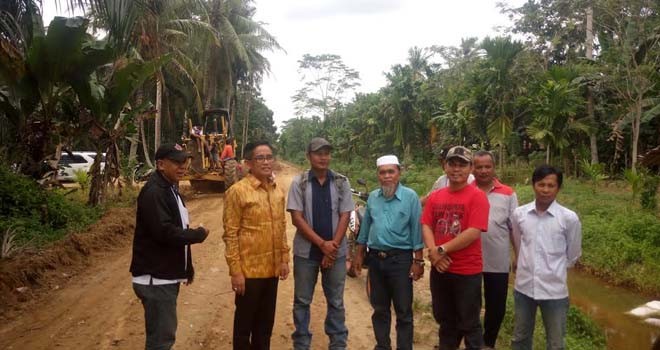 H. Bakri, Anggota DPR RI Dapil Jambi saat mengunjungi program pisew yang menghubungkan desa Rantau Rasau 1 dengan desa Rantau Karya.