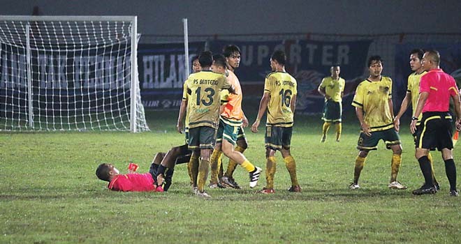 Wasit Cholid Dalyanto ditanduk, dipukul, hingga diijak kepalanya.  Foto : M. Ulin Nuha/Radar Kudus/JPG