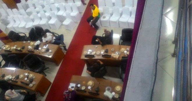 Terlihat rapat gabungan di Kantor DPRD Batanghari yang molor