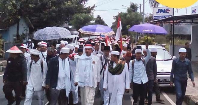 Rombongan massa dari Ciamis memilih jalan kaki ke Jakarta untuk ikut demo pada 2 Desember mendatang. Foto Twitter FPI