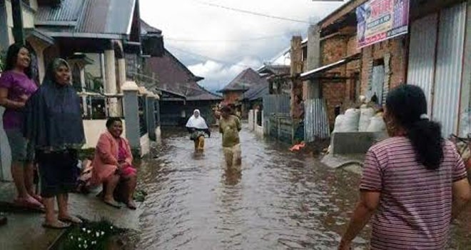 Terlihat warga saat berkumpul melihat kondisi banjir beberapa waktu lalu.