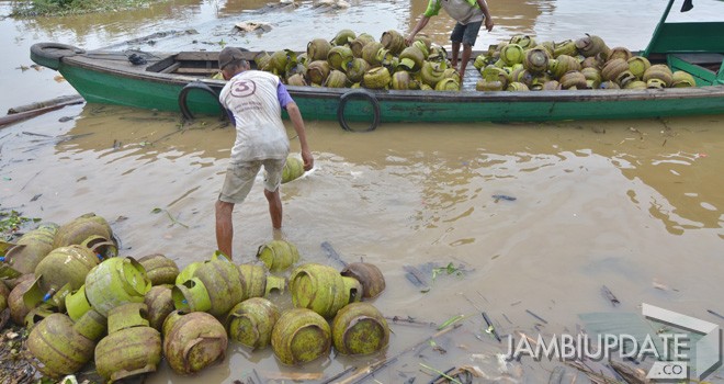 Pengangkut gas elpiji 3 kilogram melansir tabung gas dari Pasar ke kapal tongkang untuk dibawa ke Tanjungjabung Timur. Foto : M Ridwan / Jambi Ekspres
