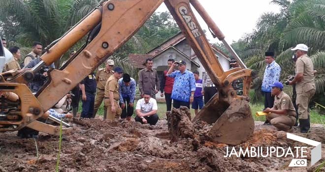 Gubernur Jambi, Zumi Zola saat meninjau jalan Sungai Gelam.