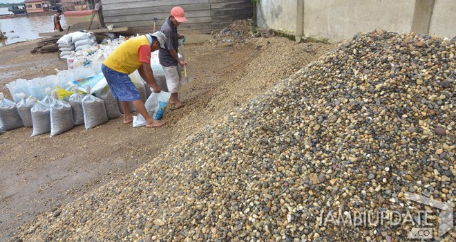 Terlihat buruh bongkar muat Pasir dan Kerikil di Pelabuhan Pasir, Kecamatan Jambi Timur, memasukkan kerikil ke dalam karung untk dijual. Foto : M Ridwan / Jambi Ekspres