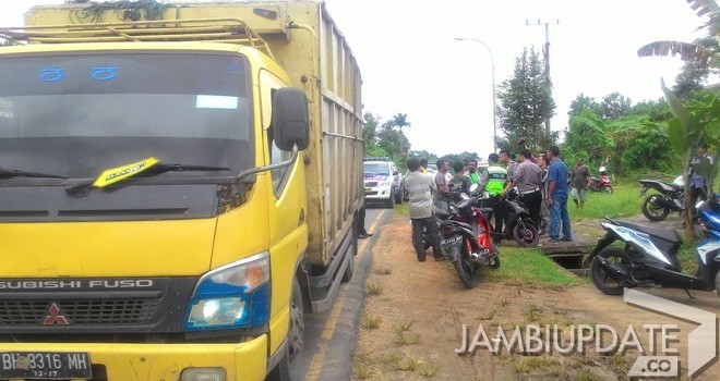 Puluhan warga tahan truk batu bara yang melintas.